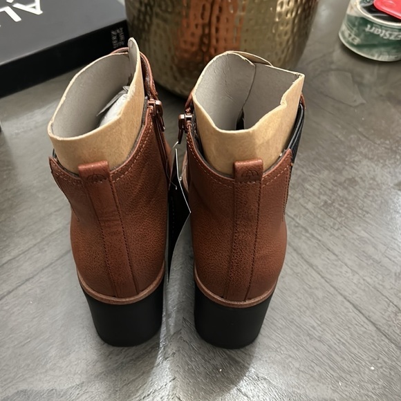 NATURALIZER Madalynn-Gore Lug Sole Booties - Picture 8 of 14